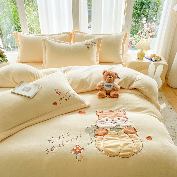 91家纺网 家纺一手货源 找家纺 棉生活家纺 2025新款卡通牛奶绒贴布绣系列四件套 小松鼠 奶黄