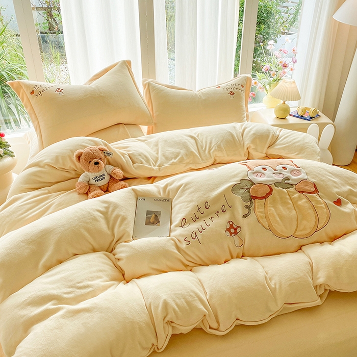 91家纺网 家纺一手货源 找家纺 棉生活家纺 2025新款卡通牛奶绒贴布绣系列四件套 小松鼠 奶黄