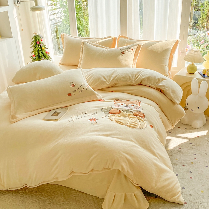 91家纺网 家纺一手货源 找家纺 棉生活家纺 2025新款卡通牛奶绒贴布绣系列四件套 小松鼠 奶黄