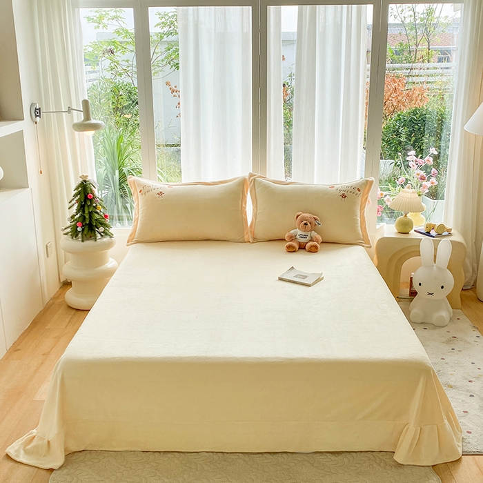 91家纺网 家纺一手货源 找家纺 棉生活家纺 2025新款卡通牛奶绒贴布绣系列四件套 小松鼠 奶黄