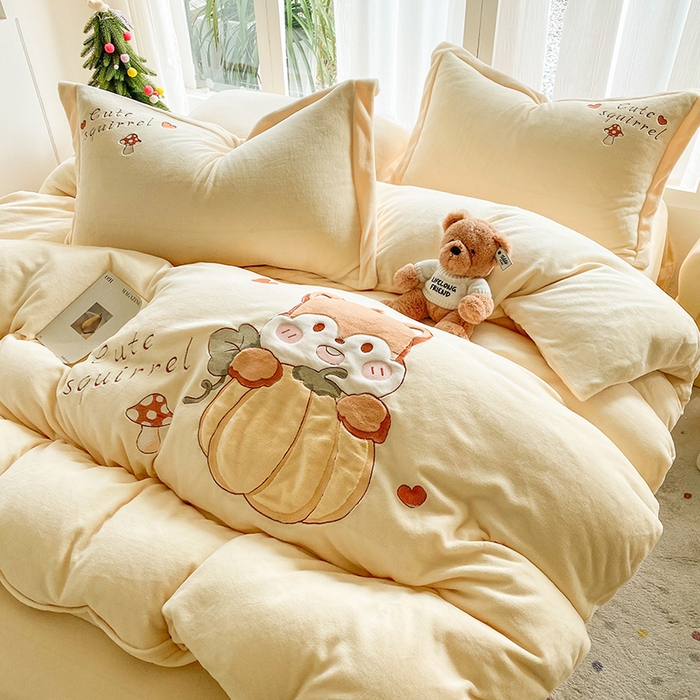 91家纺网 家纺一手货源 找家纺 棉生活家纺 2025新款卡通牛奶绒贴布绣系列四件套 小松鼠 奶黄