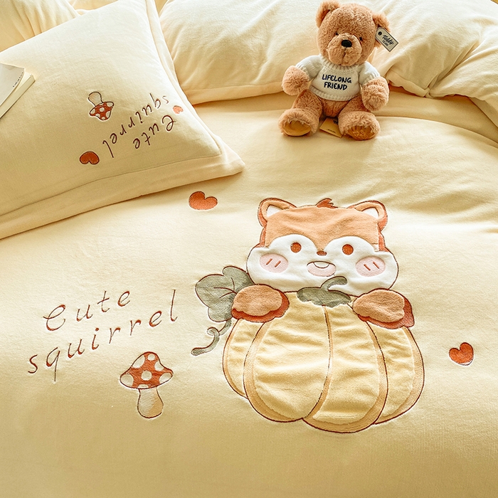 91家纺网 家纺一手货源 找家纺 棉生活家纺 2025新款卡通牛奶绒贴布绣系列四件套 小松鼠 奶黄