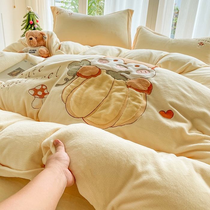 91家纺网 家纺一手货源 找家纺 棉生活家纺 2025新款卡通牛奶绒贴布绣系列四件套 小松鼠 奶黄