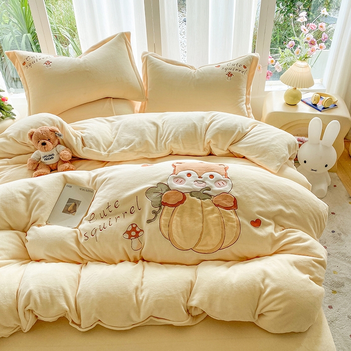 91家纺网 家纺一手货源 找家纺 棉生活家纺 2025新款卡通牛奶绒贴布绣系列四件套 小松鼠 奶黄