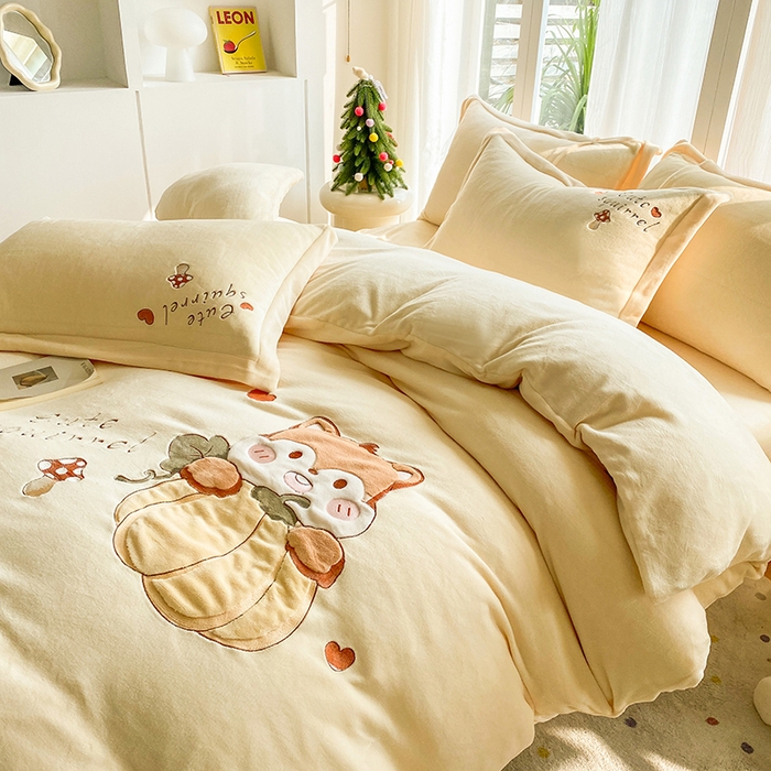 91家纺网 家纺一手货源 找家纺 棉生活家纺 2025新款卡通牛奶绒贴布绣系列四件套 小松鼠 奶黄