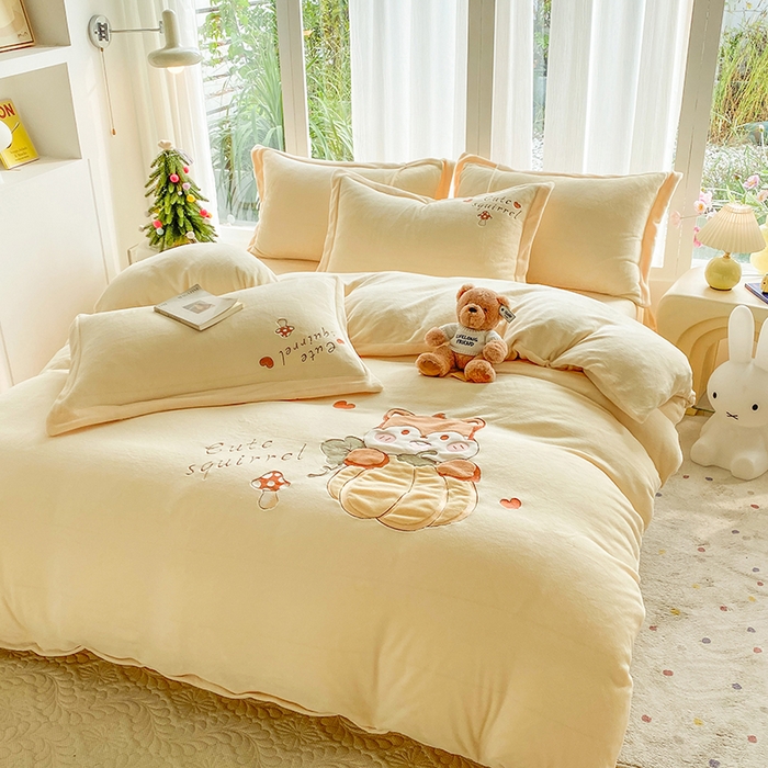 91家纺网 家纺一手货源 找家纺 棉生活家纺 2025新款卡通牛奶绒贴布绣系列四件套 小松鼠 奶黄