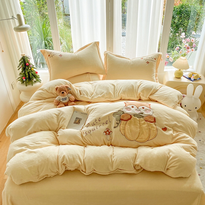 棉生活家纺 2025新款卡通牛奶绒贴布绣系列四件套 小松鼠 奶黄