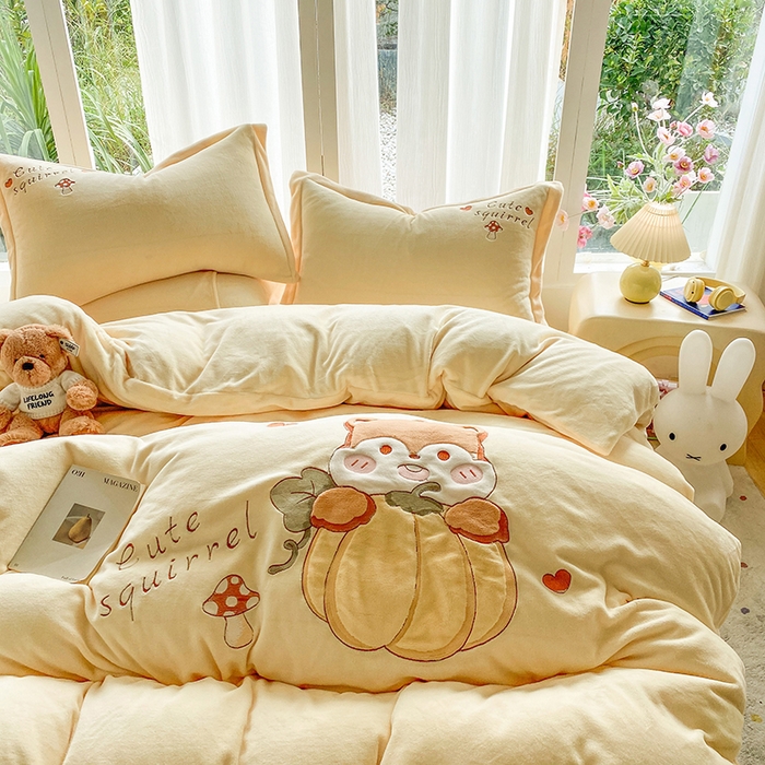 91家纺网 家纺一手货源 找家纺 棉生活家纺 2025新款卡通牛奶绒贴布绣系列四件套 小松鼠 奶黄