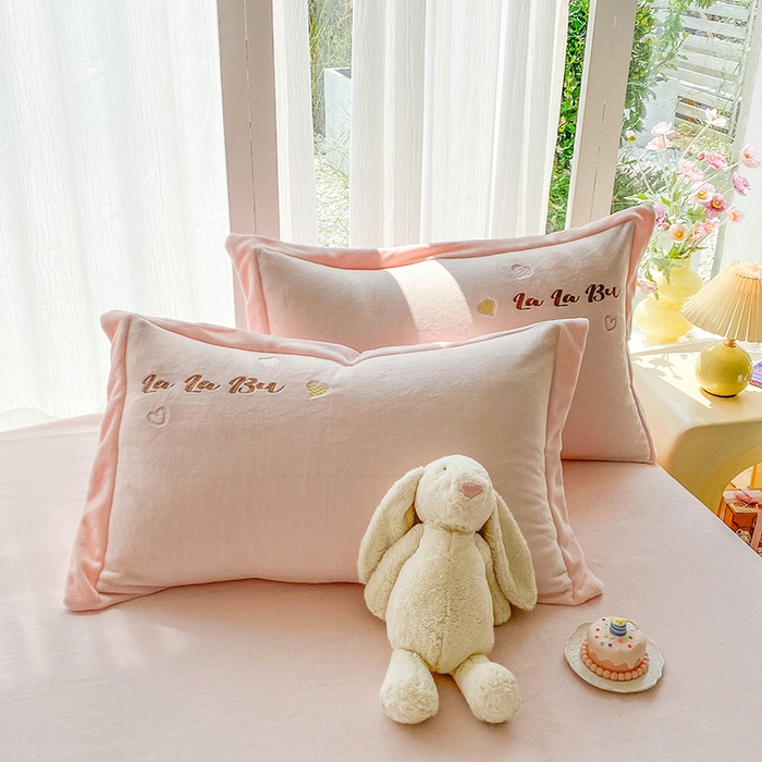 91家纺网 家纺一手货源 找家纺 棉生活家纺 2025新款卡通牛奶绒贴布绣系列四件套 啦卟卟 粉