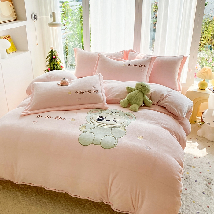 91家纺网 家纺一手货源 找家纺 棉生活家纺 2025新款卡通牛奶绒贴布绣系列四件套 啦卟卟 粉