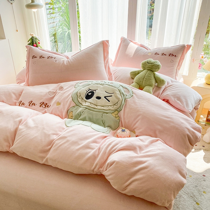 91家纺网 家纺一手货源 找家纺 棉生活家纺 2025新款卡通牛奶绒贴布绣系列四件套 啦卟卟 粉