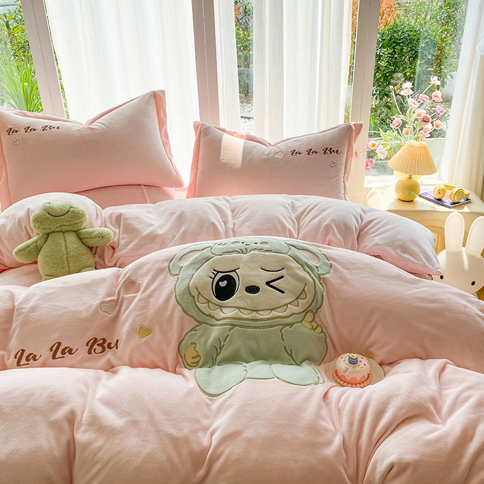 91家纺网 家纺一手货源 找家纺 棉生活家纺 2025新款卡通牛奶绒贴布绣系列四件套 啦卟卟 粉