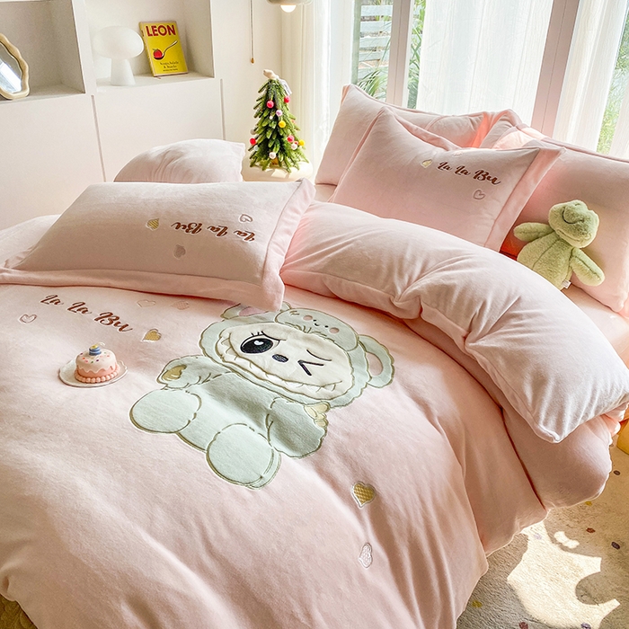 91家纺网 家纺一手货源 找家纺 棉生活家纺 2025新款卡通牛奶绒贴布绣系列四件套 啦卟卟 粉
