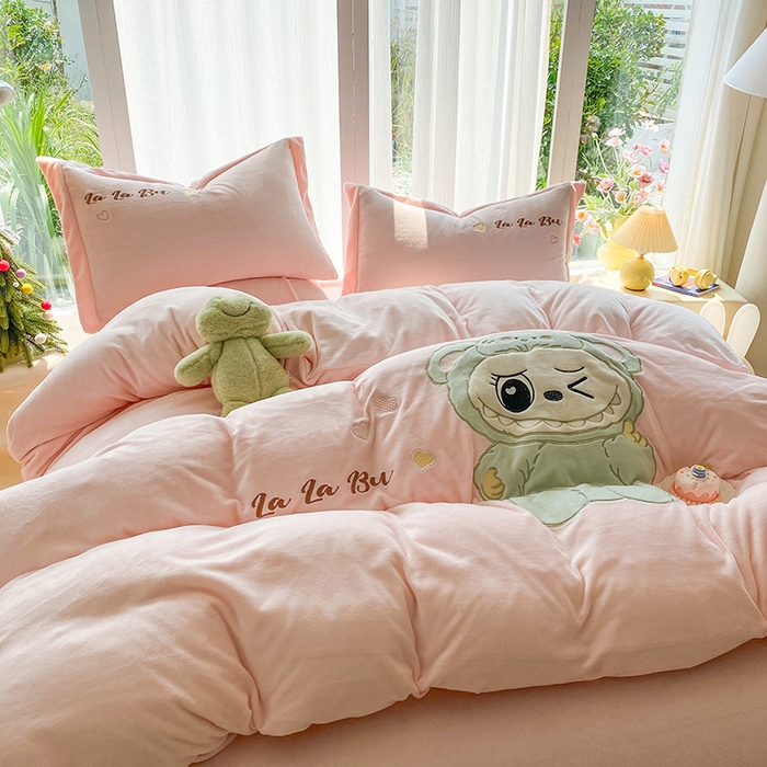 91家纺网 家纺一手货源 找家纺 棉生活家纺 2025新款卡通牛奶绒贴布绣系列四件套 啦卟卟 粉