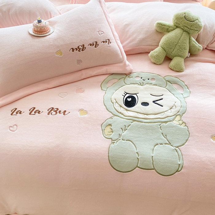 91家纺网 家纺一手货源 找家纺 棉生活家纺 2025新款卡通牛奶绒贴布绣系列四件套 啦卟卟 粉