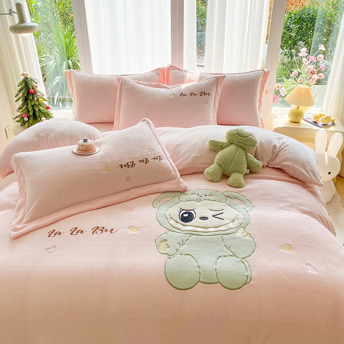 91家纺网 家纺一手货源 找家纺 棉生活家纺 2025新款卡通牛奶绒贴布绣系列四件套 啦卟卟 粉