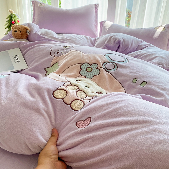 91家纺网 家纺一手货源 找家纺 棉生活家纺 2025新款卡通牛奶绒贴布绣系列四件套 乖乖兔 紫