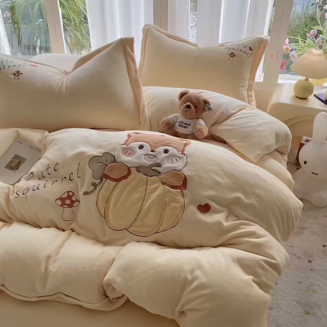 91家纺网 家纺一手货源 找家纺 棉生活家纺 2025新款卡通牛奶绒贴布绣系列四件套 小松鼠 奶黄