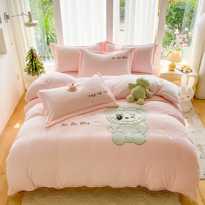 91家纺网 家纺一手货源 找家纺 棉生活家纺 2025新款卡通牛奶绒贴布绣系列四件套 啦卟卟 粉