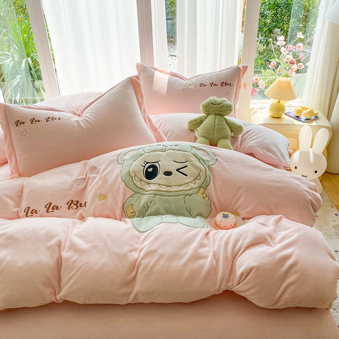 91家纺网 家纺一手货源 找家纺 棉生活家纺 2025新款卡通牛奶绒贴布绣系列四件套 啦卟卟 粉