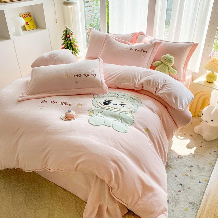 91家纺网 家纺一手货源 找家纺 棉生活家纺 2025新款卡通牛奶绒贴布绣系列四件套 啦卟卟 粉