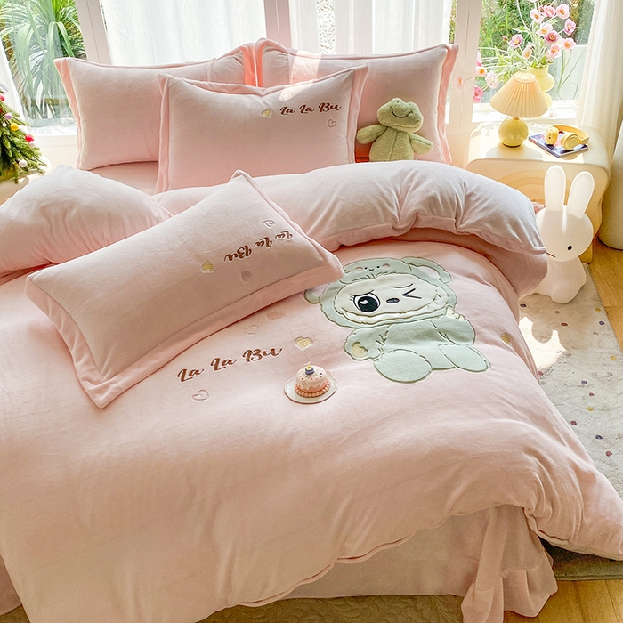 91家纺网 家纺一手货源 找家纺 棉生活家纺 2025新款卡通牛奶绒贴布绣系列四件套 啦卟卟 粉