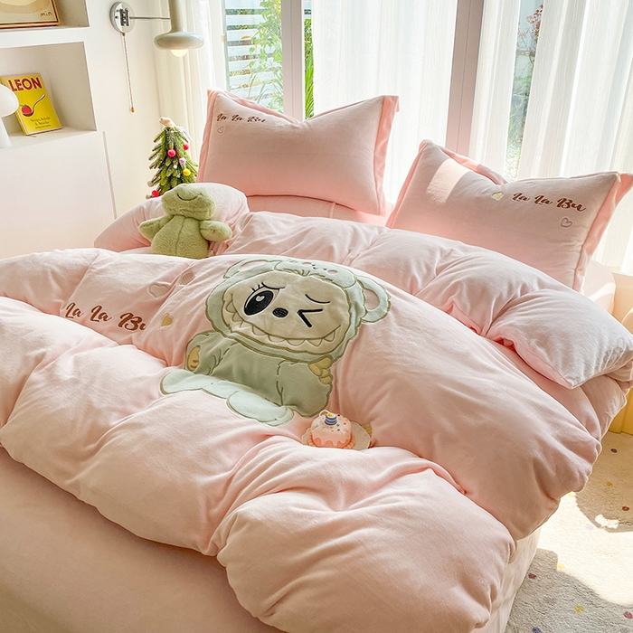 91家纺网 家纺一手货源 找家纺 棉生活家纺 2025新款卡通牛奶绒贴布绣系列四件套 啦卟卟 粉