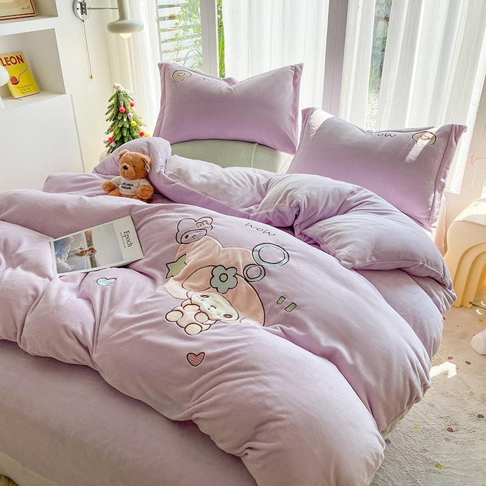 91家纺网 家纺一手货源 找家纺 棉生活家纺 2025新款卡通牛奶绒贴布绣系列四件套 乖乖兔 紫