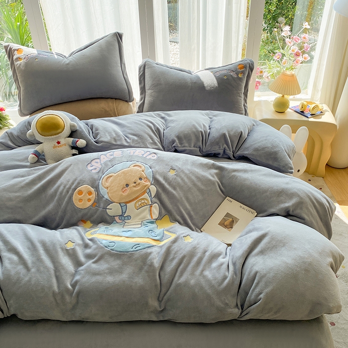 91家纺网 家纺一手货源 找家纺 棉生活家纺 2025新款卡通牛奶绒贴布绣系列四件套 太空旅行 灰