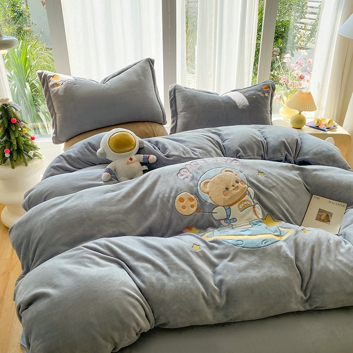 91家纺网 家纺一手货源 找家纺 棉生活家纺 2025新款卡通牛奶绒贴布绣系列四件套 太空旅行 灰