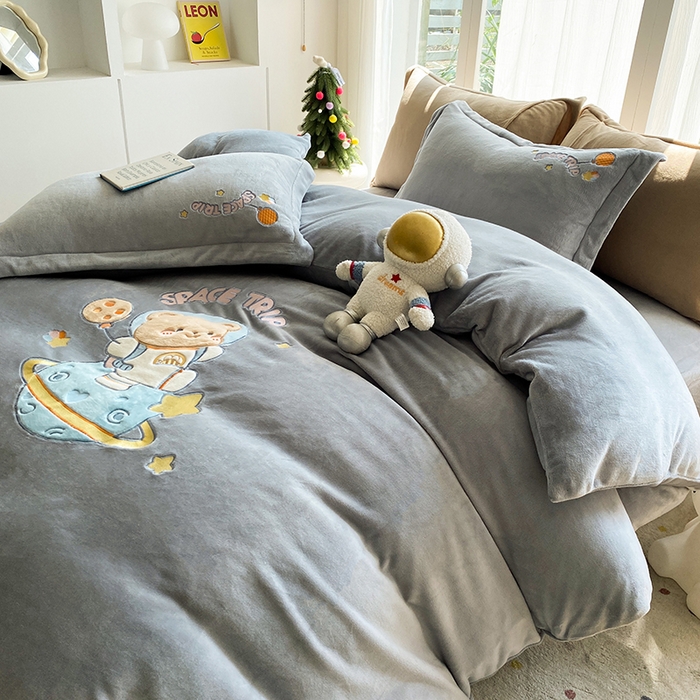91家纺网 家纺一手货源 找家纺 棉生活家纺 2025新款卡通牛奶绒贴布绣系列四件套 太空旅行 灰