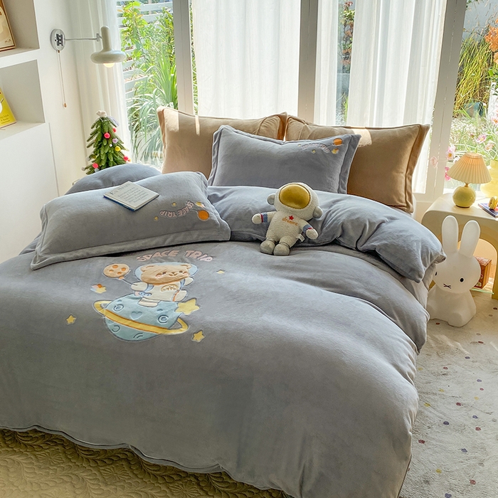 91家纺网 家纺一手货源 找家纺 棉生活家纺 2025新款卡通牛奶绒贴布绣系列四件套 太空旅行 灰