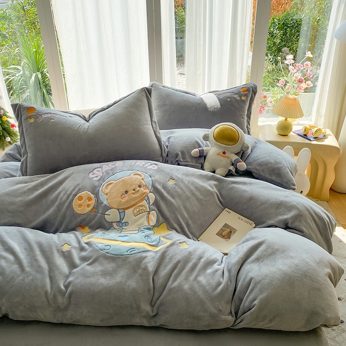 91家纺网 家纺一手货源 找家纺 棉生活家纺 2025新款卡通牛奶绒贴布绣系列四件套 太空旅行 灰