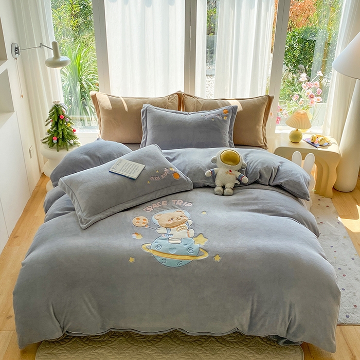 91家纺网 家纺一手货源 找家纺 棉生活家纺 2025新款卡通牛奶绒贴布绣系列四件套 太空旅行 灰