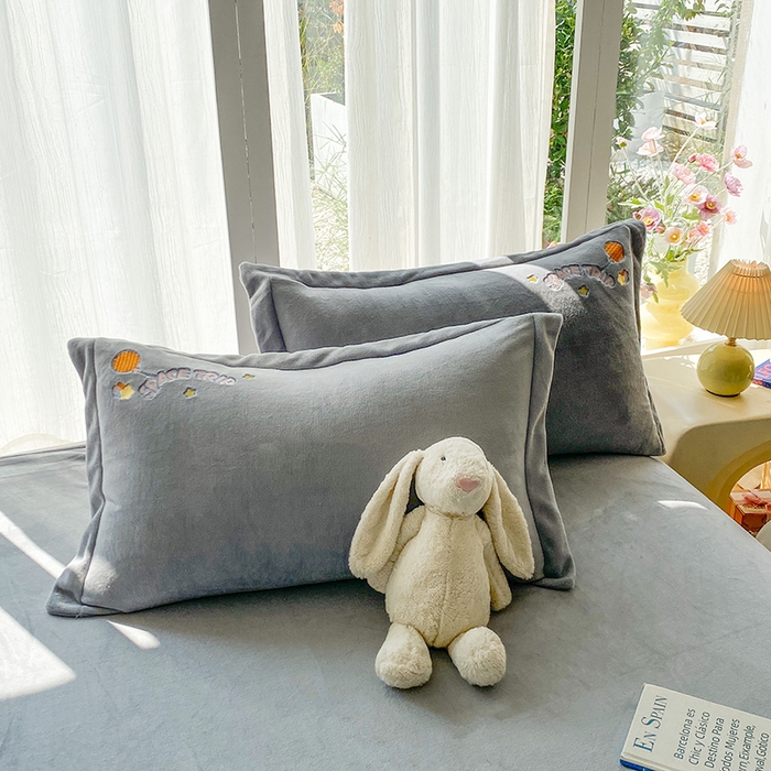 91家纺网 家纺一手货源 找家纺 棉生活家纺 2025新款卡通牛奶绒贴布绣系列四件套 太空旅行 灰