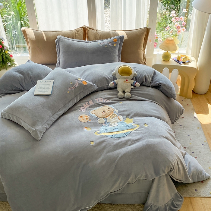 91家纺网 家纺一手货源 找家纺 棉生活家纺 2025新款卡通牛奶绒贴布绣系列四件套 太空旅行 灰