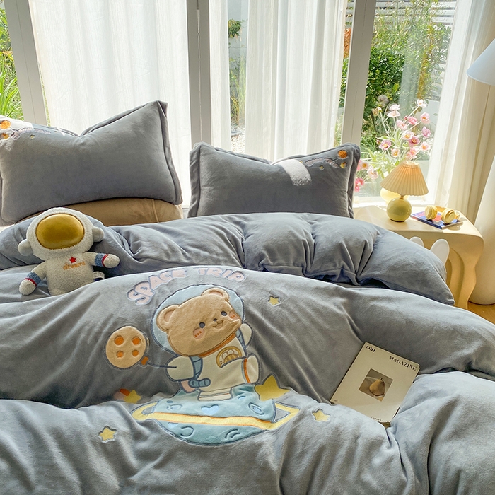 91家纺网 家纺一手货源 找家纺 棉生活家纺 2025新款卡通牛奶绒贴布绣系列四件套 太空旅行 灰