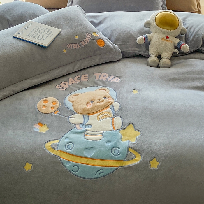 91家纺网 家纺一手货源 找家纺 棉生活家纺 2025新款卡通牛奶绒贴布绣系列四件套 太空旅行 灰