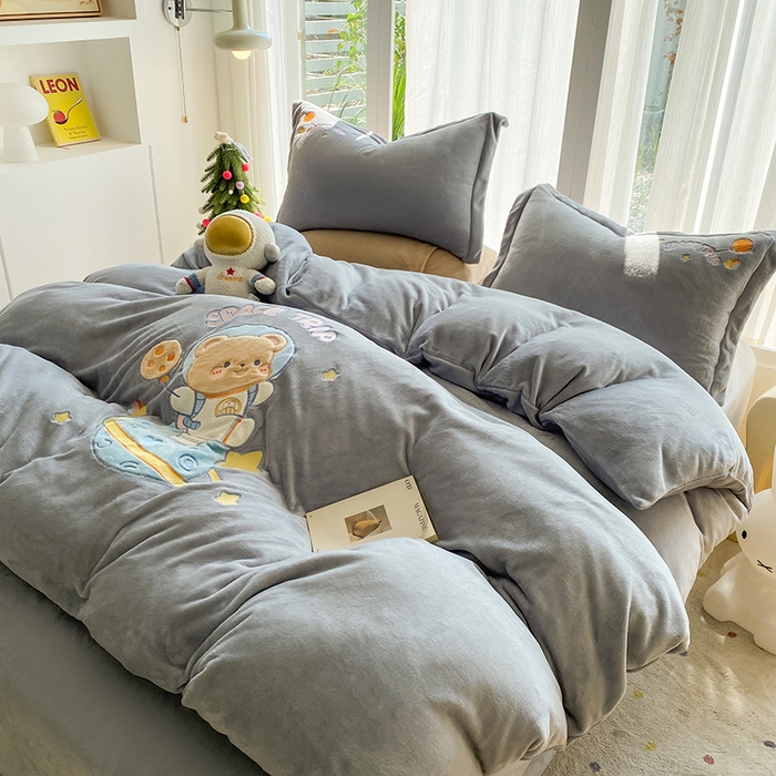 91家纺网 家纺一手货源 找家纺 棉生活家纺 2025新款卡通牛奶绒贴布绣系列四件套 太空旅行 灰