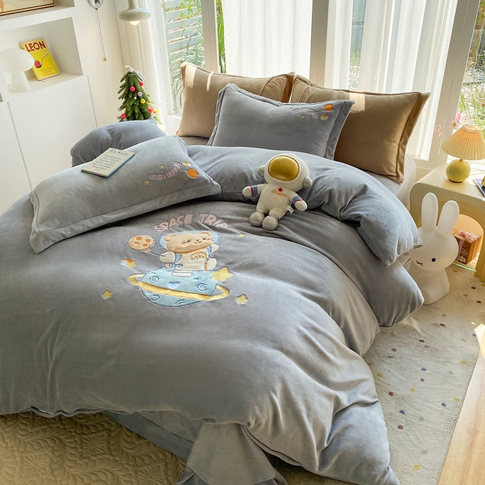 91家纺网 家纺一手货源 找家纺 棉生活家纺 2025新款卡通牛奶绒贴布绣系列四件套 太空旅行 灰