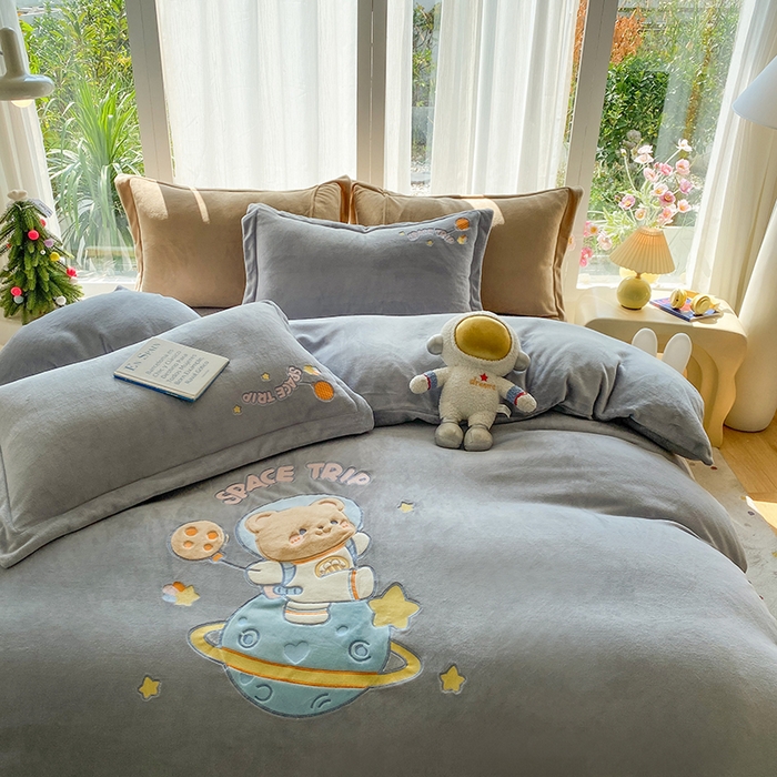 91家纺网 家纺一手货源 找家纺 棉生活家纺 2025新款卡通牛奶绒贴布绣系列四件套 太空旅行 灰