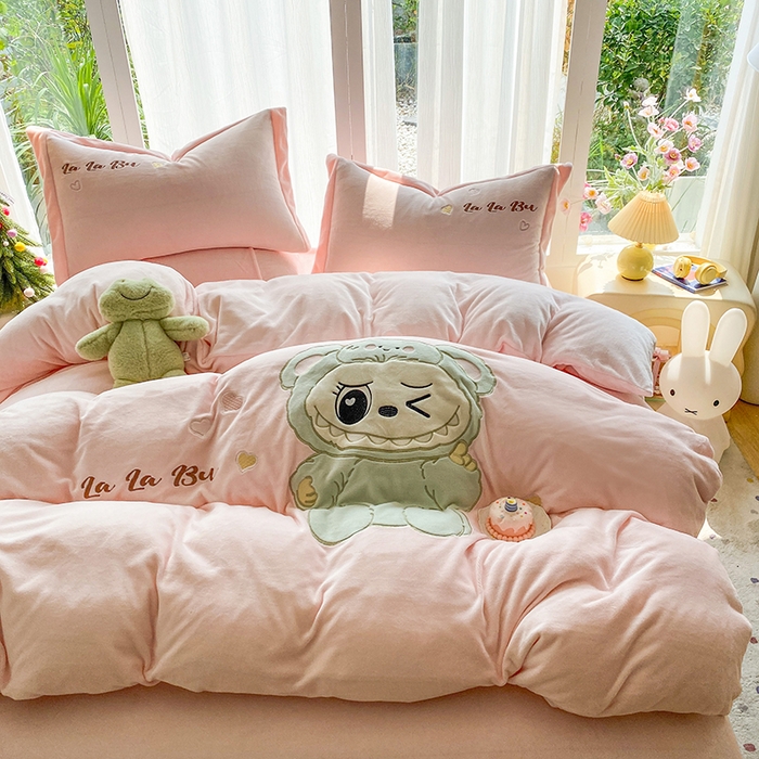 91家纺网 家纺一手货源 找家纺 棉生活家纺 2025新款卡通牛奶绒贴布绣系列四件套 啦卟卟 粉