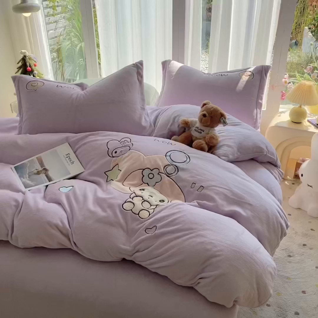 91家纺网 家纺一手货源 找家纺 棉生活家纺 2025新款卡通牛奶绒贴布绣系列四件套 乖乖兔 紫