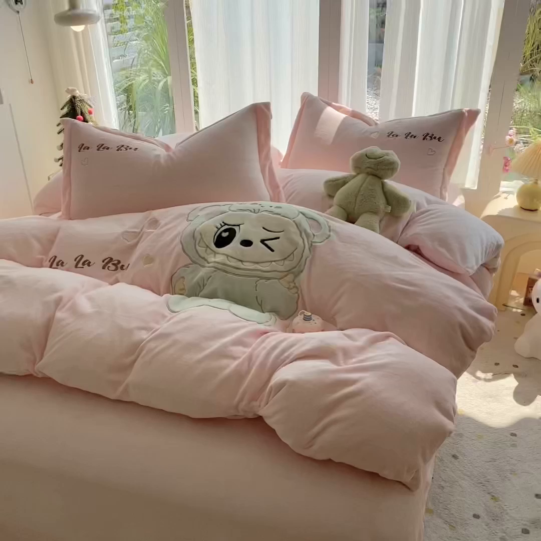 91家纺网 家纺一手货源 找家纺 棉生活家纺 2025新款卡通牛奶绒贴布绣系列四件套 啦卟卟 粉