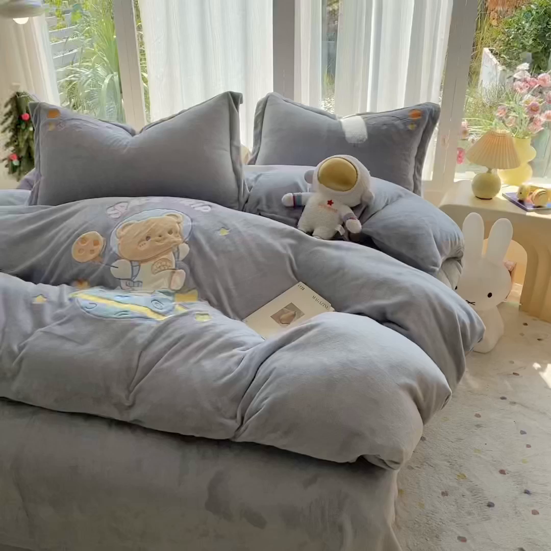 91家纺网 家纺一手货源 找家纺 棉生活家纺 2025新款卡通牛奶绒贴布绣系列四件套 太空旅行 灰