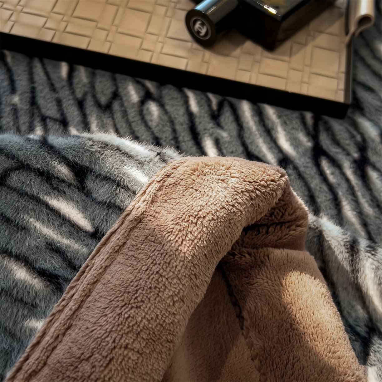 91家纺网 家纺一手货源 找家纺 慕木家纺 2025新款轻奢水貂四件套可可慕莎系列 可可慕莎-绮罗蓝灰