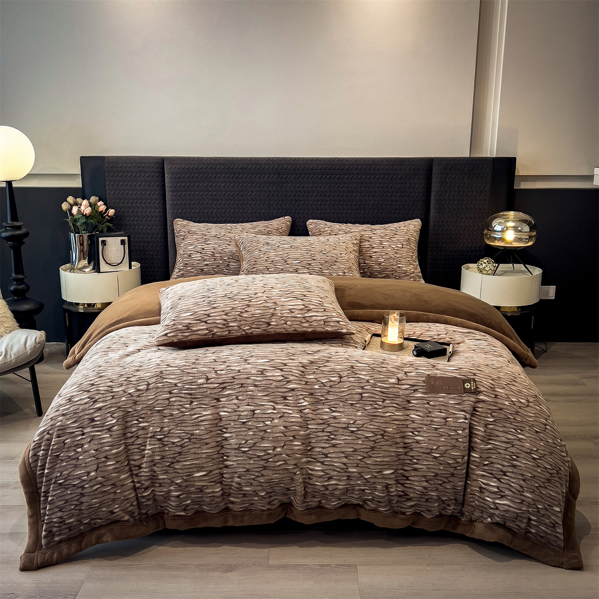 91家纺网 家纺一手货源 找家纺 慕木家纺 2025新款轻奢水貂四件套可可慕莎系列 可可慕莎-绮罗金棕