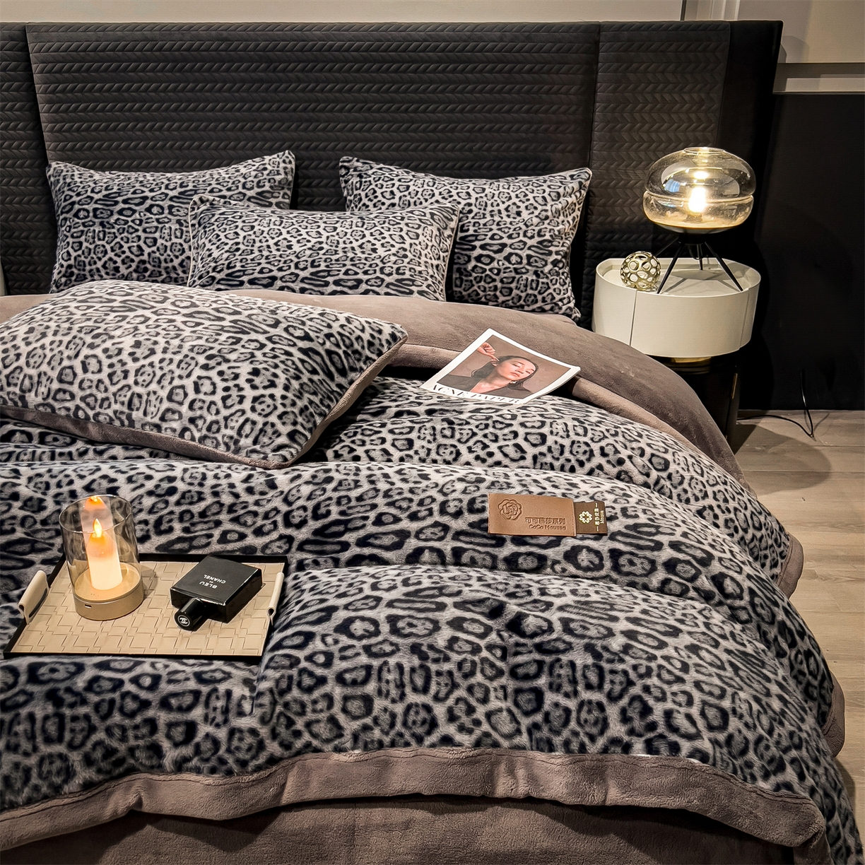 91家纺网 家纺一手货源 找家纺 慕木家纺 2025新款轻奢水貂四件套可可慕莎系列 可可慕莎-魅影蓝灰