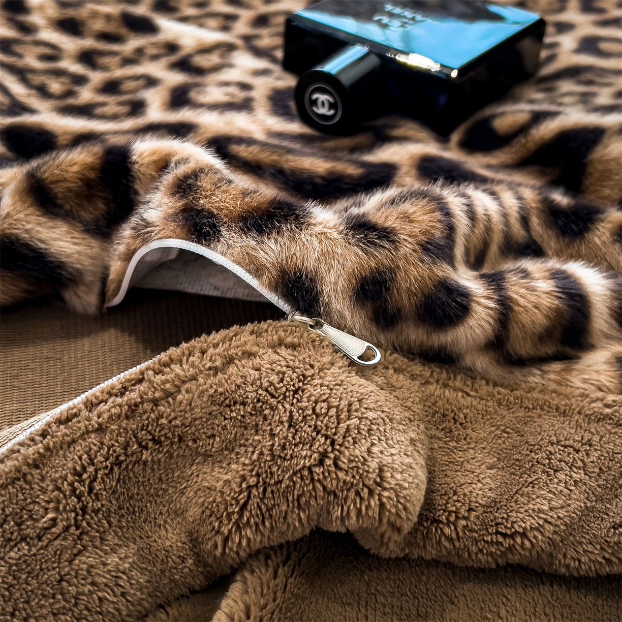 91家纺网 家纺一手货源 找家纺 慕木家纺 2025新款轻奢水貂四件套可可慕莎系列 可可慕莎-魅影棕咖