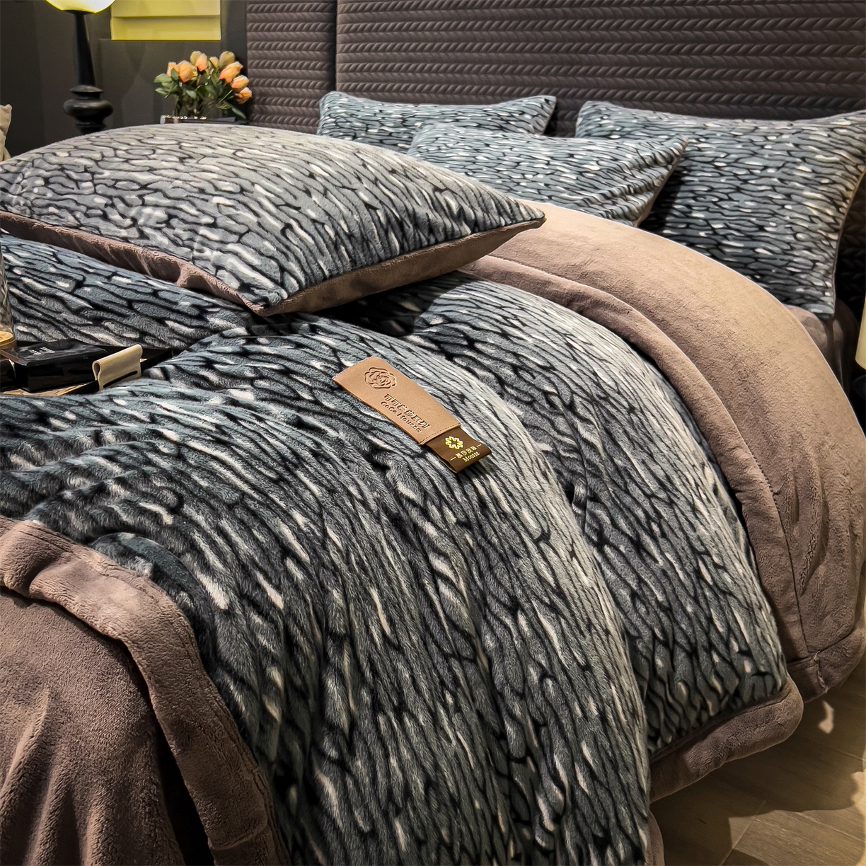 91家纺网 家纺一手货源 找家纺 慕木家纺 2025新款轻奢水貂四件套可可慕莎系列 可可慕莎-绮罗蓝灰